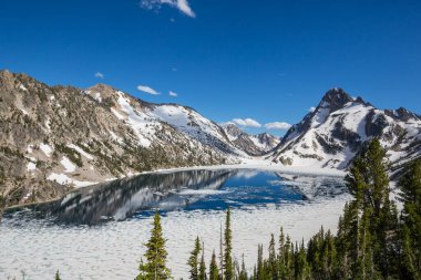 Yaz mevsiminde dağlarda huzur gölü. Güzel doğal manzaralar..