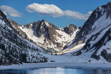 Yaz mevsiminde dağlarda huzur gölü. Güzel doğal manzaralar..