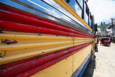 Gutemala 'daki renkli eski otobüs
