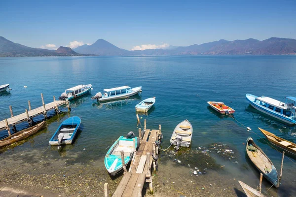 美丽的Atitlan湖和中美洲危地马拉高地的火山 — 图库照片