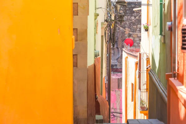 Färgglada Hus Spelautomatsgatan Den Berömda Staden Guanajuato Mexiko — Stockfoto