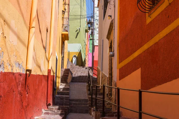 メキシコの有名な都市グアナファトのスロットストリートにあるカラフルな家 — ストック写真