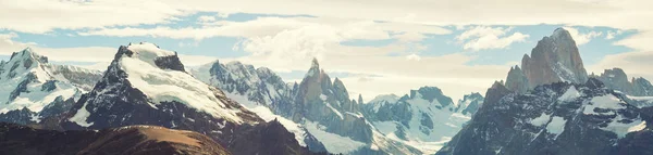 아르헨티나 파타고니아의 바위투성이 우리들 중에서 아름답고 어려운 가운데 — 스톡 사진