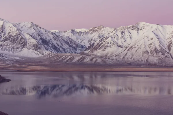 初冬の山の中で美しい自然シーン シエラネバダの風景 アメリカ カリフォルニア州 旅行と冬の休暇の背景 — ストック写真