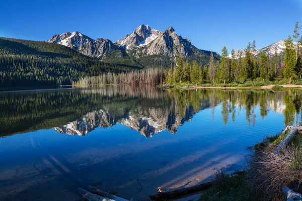 Yaz Başında Idaho Abd Deki Dağlarda Sakin Bir Göl — Stok fotoğraf