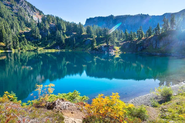 Jezioro Serenity Górach Sezonie Letnim Piękne Krajobrazy Naturalne — Zdjęcie stockowe