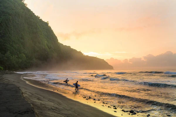 Sylwetka Surferów Niosących Deski Surfingowe Plaży Zachody Słońca — Zdjęcie stockowe