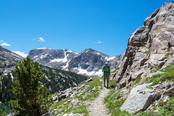 Hiker Mountains Beautiful Rock Background — Stok fotoğraf