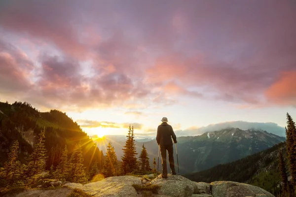 夕日の美しい夏の山の中のハイキングシーン — ストック写真