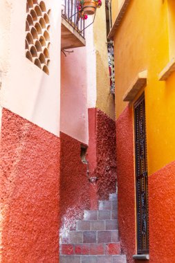 Koloni tarihi şehri Guanajuato, ünlü Kiss Geçidi (Callejon del Beso), Meksika