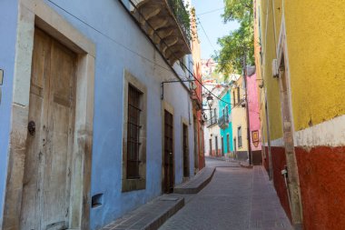 Meksika 'nın ünlü Guanajuato şehrinin slot sokağındaki renkli evler