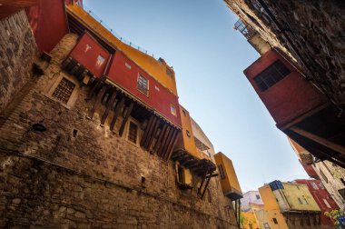 Meksika 'nın Guanajuato kasabasının renkli koloni tarzı evleri.