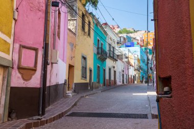 Meksika 'nın ünlü Guanajuato şehrinin slot sokağındaki renkli evler