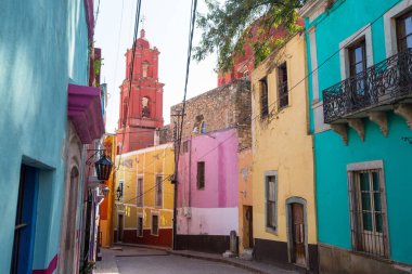Meksika 'nın Guanajuato kasabasının renkli koloni tarzı evleri.