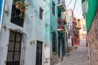Meksika 'nın Guanajuato kasabasının renkli koloni tarzı evleri.