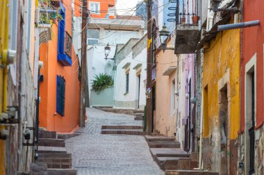 Meksika 'nın Guanajuato kasabasının renkli koloni tarzı evleri.