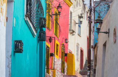 Meksika 'nın Guanajuato kasabasının renkli koloni tarzı evleri.