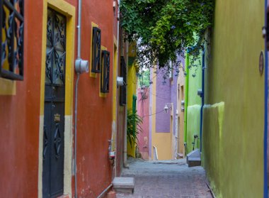 Meksika 'nın Guanajuato kasabasının renkli koloni tarzı evleri.