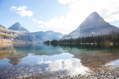 Buzul Ulusal Parkı 'nın resimli kayalık zirveleri, Montana, ABD. Güzel doğal manzaralar..