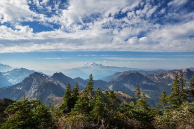 North Cascade Range, Washington, ABD 'deki güzel dağ zirvesi.