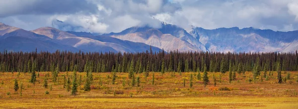 Picturesque Mountains Alaska Autumn Snow Covered Massifs Glaciers Rocky Peaks — Foto Stock