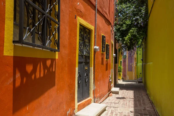 メキシコの町グアナファトのカラフルな植民地様式の家 — ストック写真
