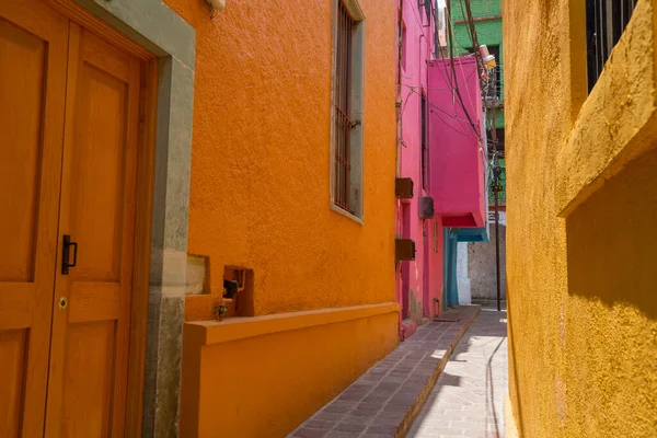 Coloridas Casas Estilo Colonial Pueblo Mexicano Guanajuato —  Fotos de Stock
