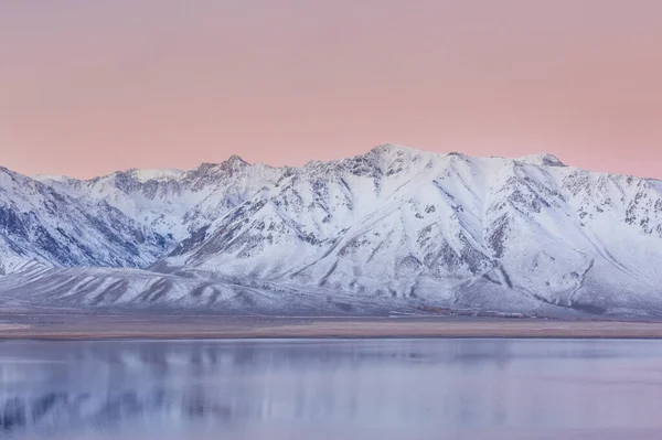 初冬の山の中で美しい自然シーン シエラネバダの風景 アメリカ カリフォルニア州 旅行と冬の休暇の背景 — ストック写真