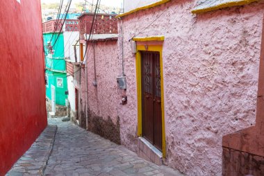 Meksika 'nın Guanajuato kasabasının renkli koloni tarzı evleri.