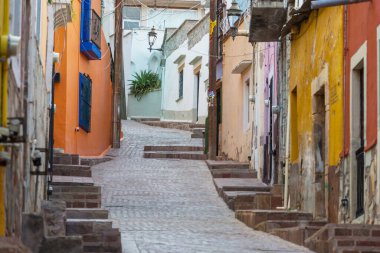 Meksika 'nın Guanajuato kasabasının renkli koloni tarzı evleri.