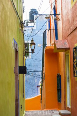 Meksika 'nın Guanajuato kasabasının renkli koloni tarzı evleri.