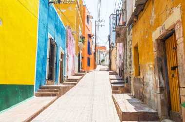 Meksika 'nın Guanajuato kasabasının renkli koloni tarzı evleri.