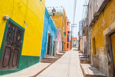 Meksika 'nın Guanajuato kasabasının renkli koloni tarzı evleri.