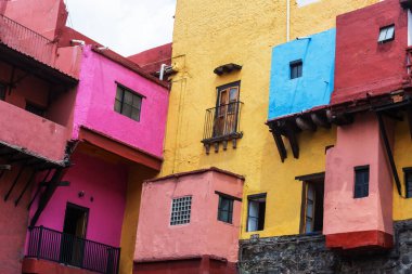 Meksika 'nın Guanajuato kasabasının renkli koloni tarzı evleri.