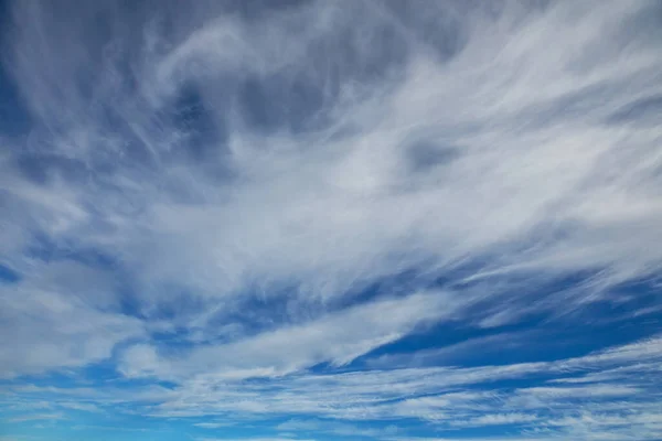 Güneşli Arka Plan Beyaz Bulutlu Mavi Gökyüzü Doğal Arkaplan — Stok fotoğraf
