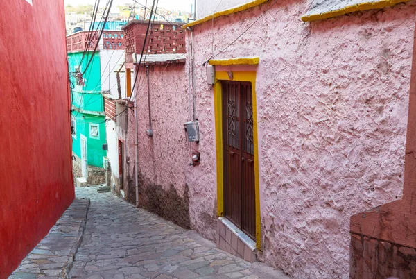 Coloridas Casas Estilo Colonial Pueblo Mexicano Guanajuato —  Fotos de Stock