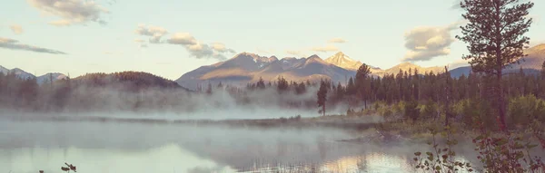 Puslu Dağ Gölü Sabahın Erken Saatlerinde Dağlarda — Stok fotoğraf