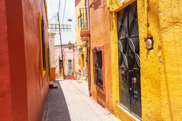 墨西哥瓜纳华托镇五彩缤纷的殖民风格房屋 — 图库照片