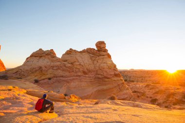 Utah dağlarında yürüyüş. Alışılmadık doğal manzaralarda yürüyüş. Fantastik kumtaşı oluşumları.