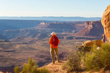 Utah dağlarında yürüyüş. Alışılmadık doğal manzaralarda yürüyüş. Fantastik kumtaşı oluşumları.