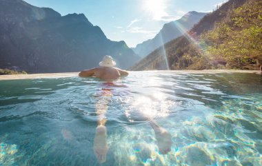 Meksika 'da Las Grutas De Tolantongo' da doğal termal havuzlarda dinlenen turistler