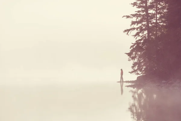 Туманное Горное Озеро Ранним Утром Горах — стоковое фото