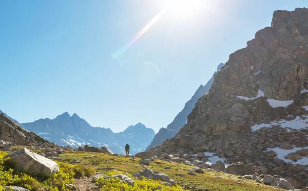 Пішохід Горах Красивому Скельному Фоні — стокове фото