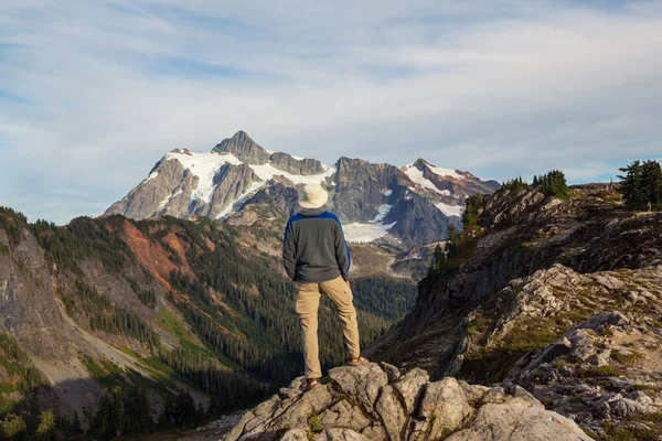 Hiker Mountains Beautiful Rock Background — Stok fotoğraf