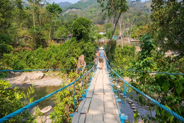 Turista Sul Ponte Sospeso Nella Giungla Tropicale Honduras — Foto Stock