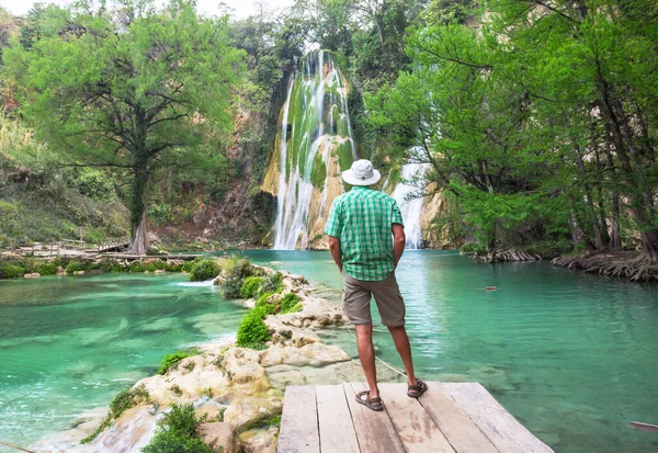 Touristen Rasten Der Nähe Eines Wunderschönen Wasserfalls Dschungel Mexiko — Stockfoto