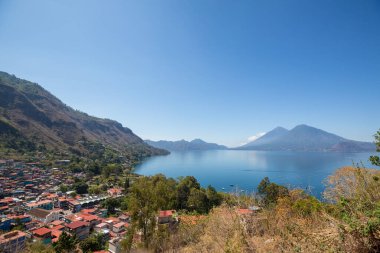Güzel Atitlan Gölü ve Orta Amerika 'nın Guatemala dağlarında volkanlar
