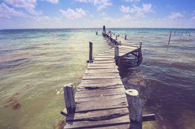 Tropikal sahilde sahil yürüyüşü