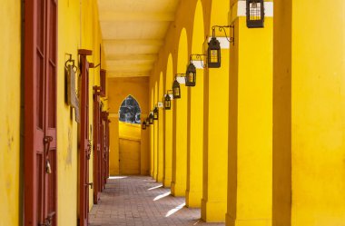 Eski şehir Cartagena 'daki sarı galeri, Kolombiya, Güney Amerika