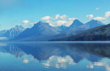 Buzul Ulusal Parkı 'nın resimli kayalık zirveleri, Montana, ABD. Güzel doğal manzaralar..